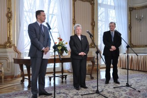 minister R. Sikorski, rektor UW prof. K. Chałasińska-Macukow, prof. S. Sulowski